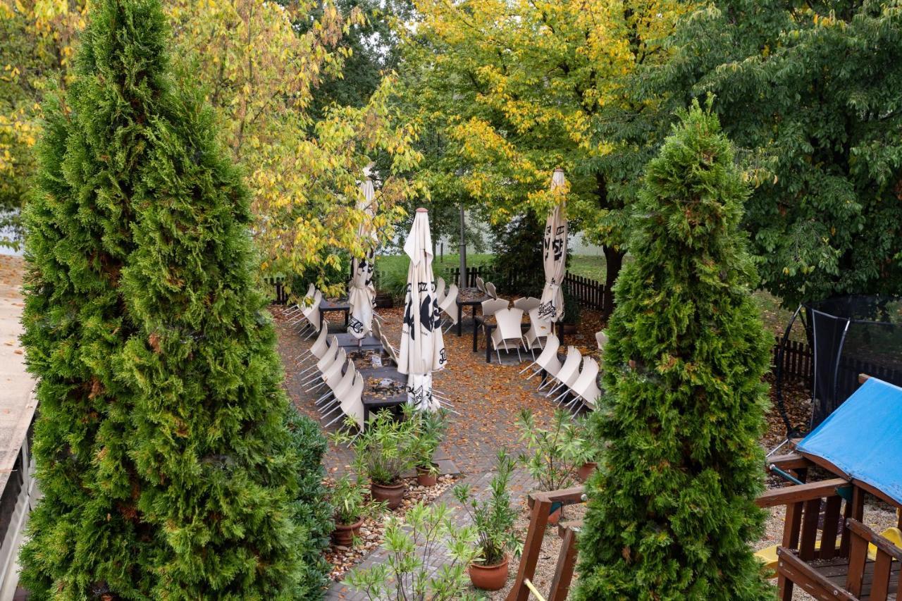 Sobri Halaszcsarda Es Panzio Бая Экстерьер фото