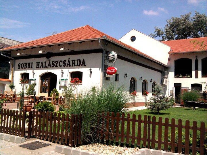 Sobri Halaszcsarda Es Panzio Бая Экстерьер фото